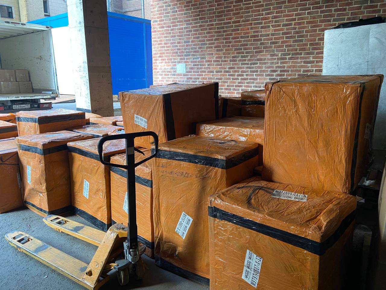 Склад фулфилмент-центра PACK4RU в Москве с упакованными товарами для маркетплейсов